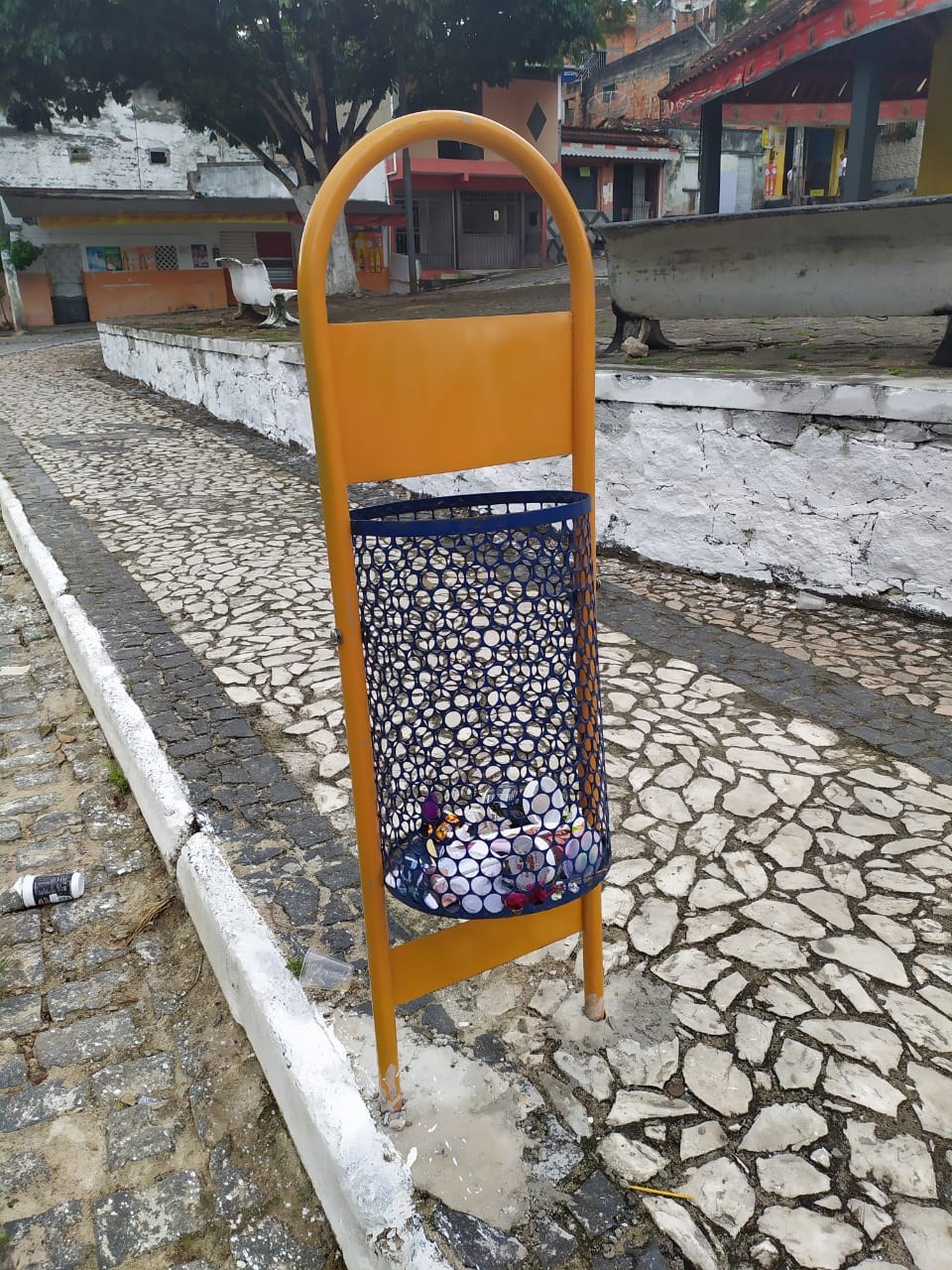 Camacã: Novas lixeiras estão sendo colocadas na cidade

